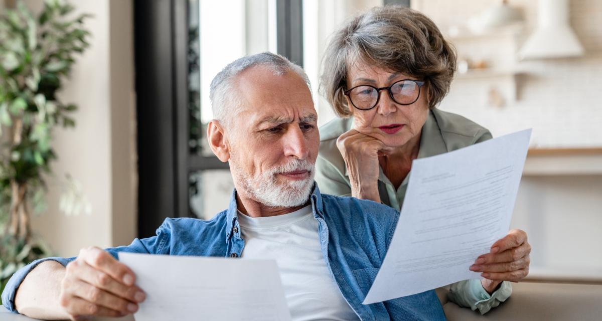 Un couple de grands-parents lit la décision du juge des affaires familiales au sujet de leurs droits en tant que grands-parents.