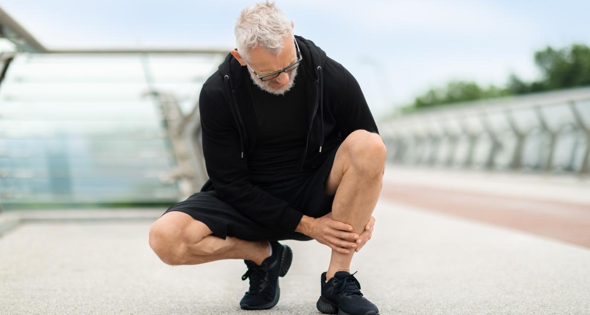 Un homme senior ressent une sensation de chaleur douloureuse dans sa jambe gauche.