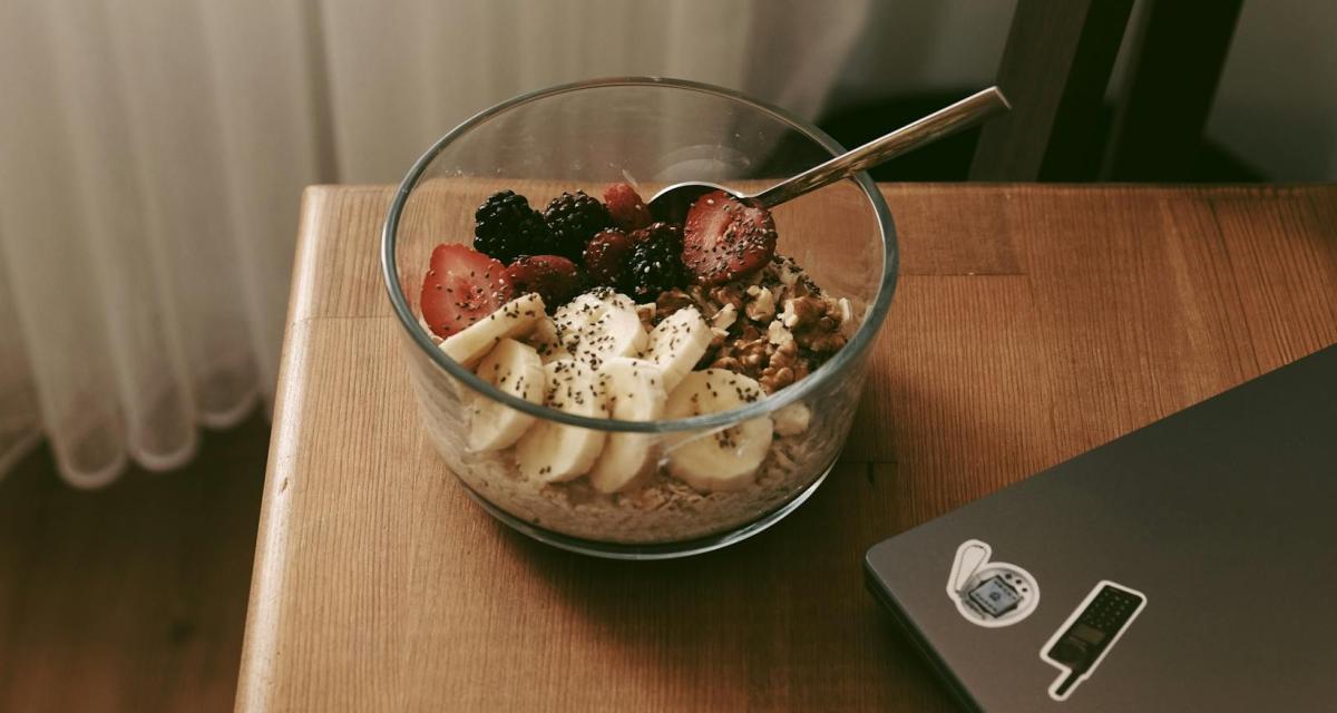 Un bol rempli de bons aliments pour bien manger le matin en cas de cholestérol.