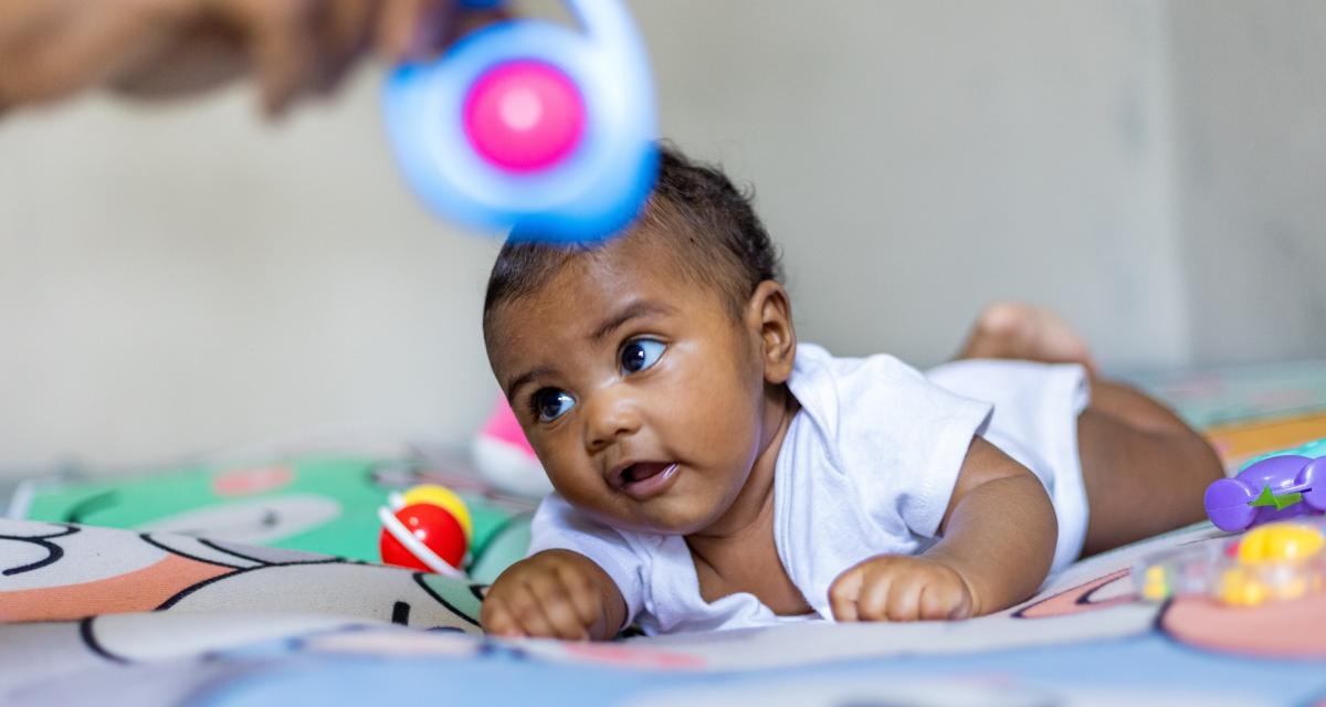 « Tummy time », ou temps sur le ventre, pour cette petite fille.