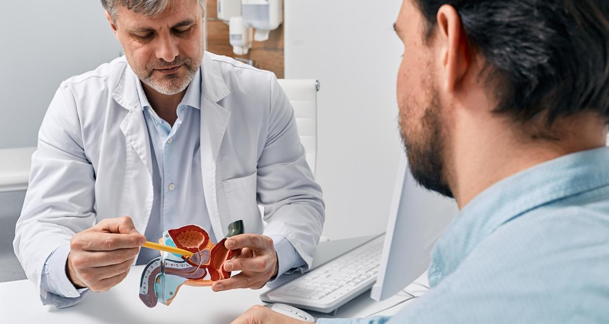 Urologue en plein explication du fonctionnement de la prostate et de son rabotage.