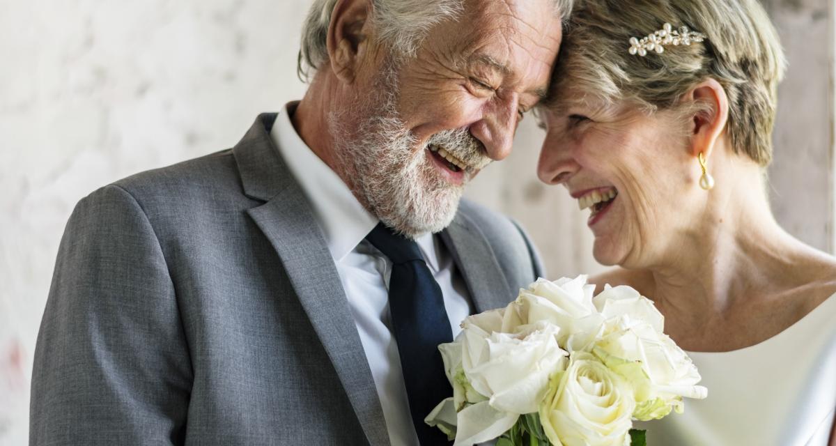 Un couple de seniors célèbrent leurs pacs.