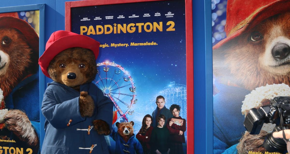 L'affiche du film Paddington 2 avec le personnage principal devant.