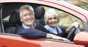 Stigmatisation ou prévention : que penser de ce dispositif pour les seniors au volant ? 