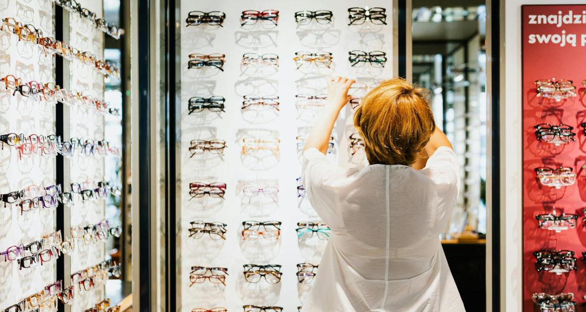 Une opticienne range les lunettes qu'un client a essayé à leur place.