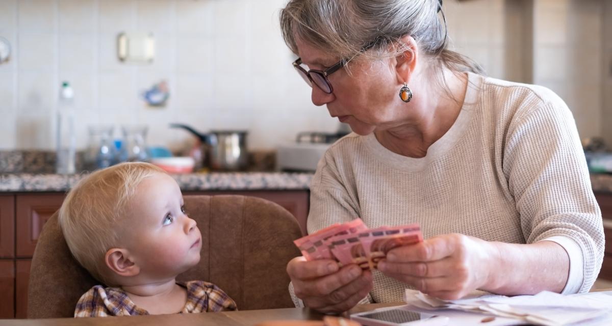 Une femme âgée compte les sous qu'il lui reste pour la fin du mois, en présence de son petit-fils.