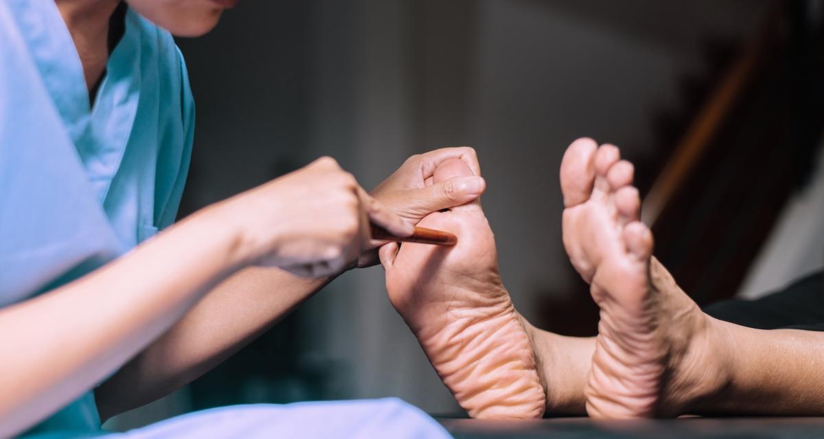 Séance de réflexologie plantaire.