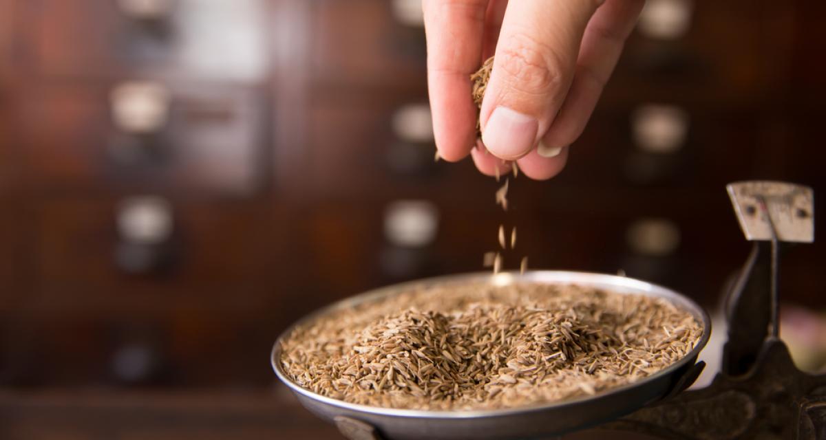 Une femme pèse ses graines de cumin.