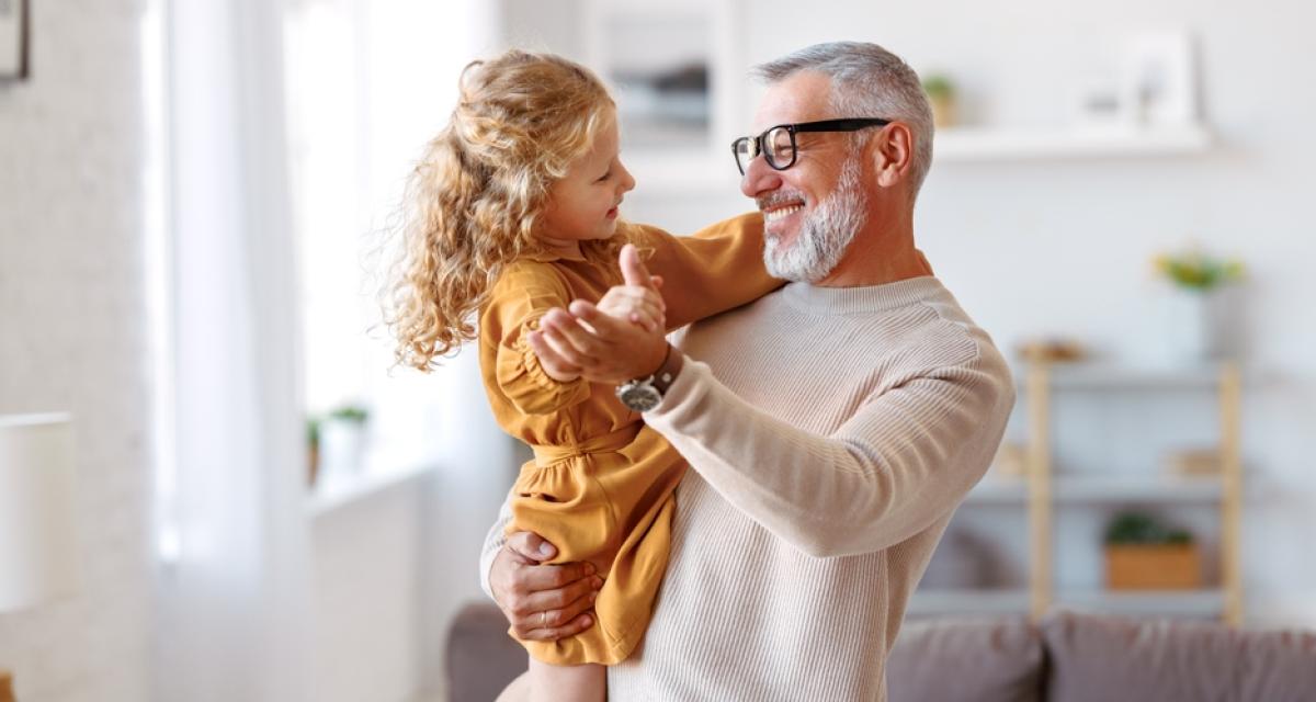 Un grand-père parti en retraite plus jeune garde sa petite fille, grâce à son CET.