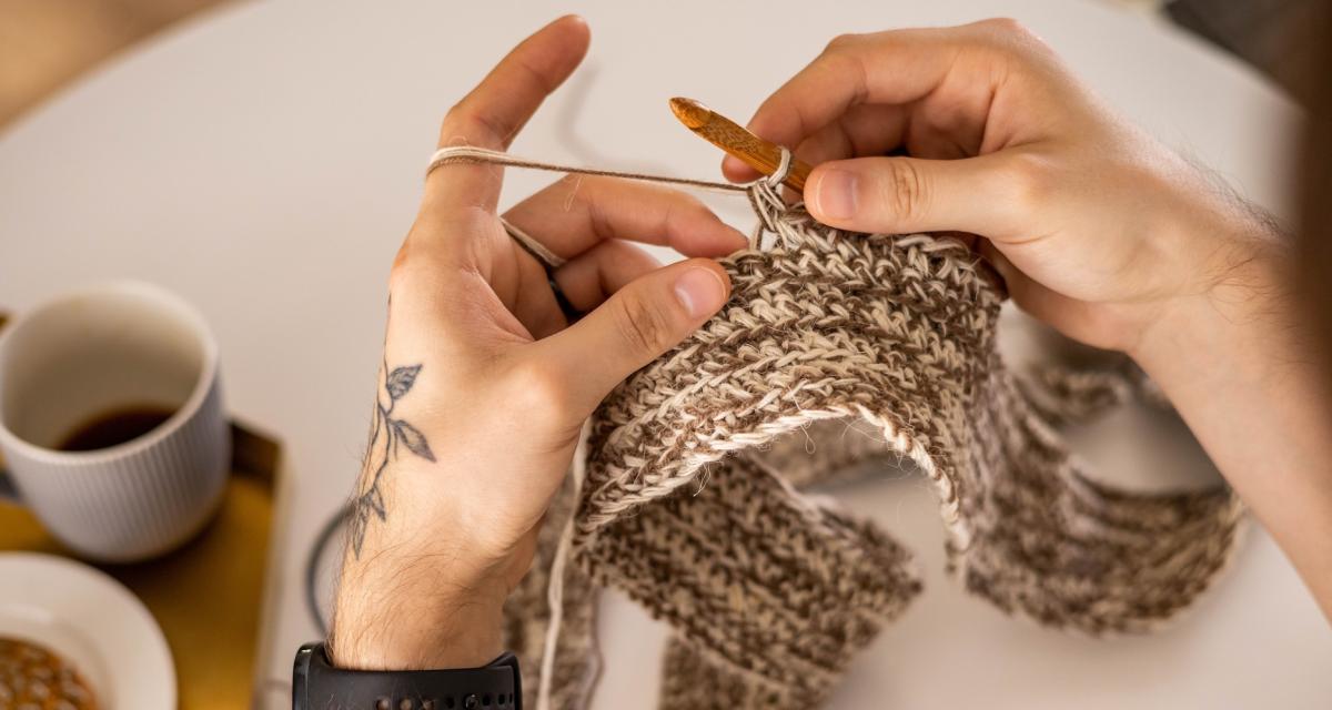 Mains d'homme faisant du crochet.