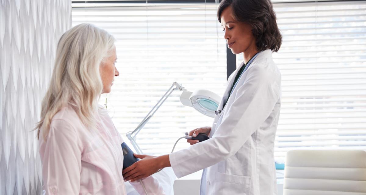 Une femme médecin prend la tension d'une patiente.