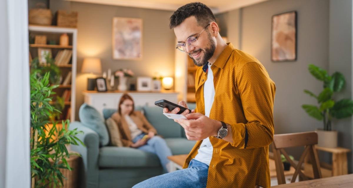 Un homme fait des achats sur internet avec sa carte bancaire.