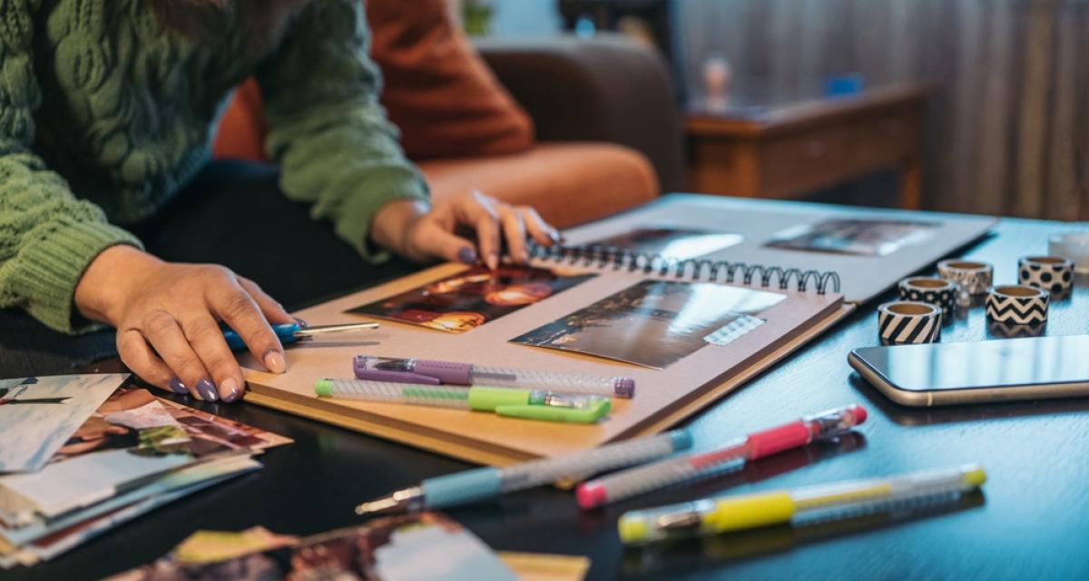 Une femme en train de faire du scrapbooking.