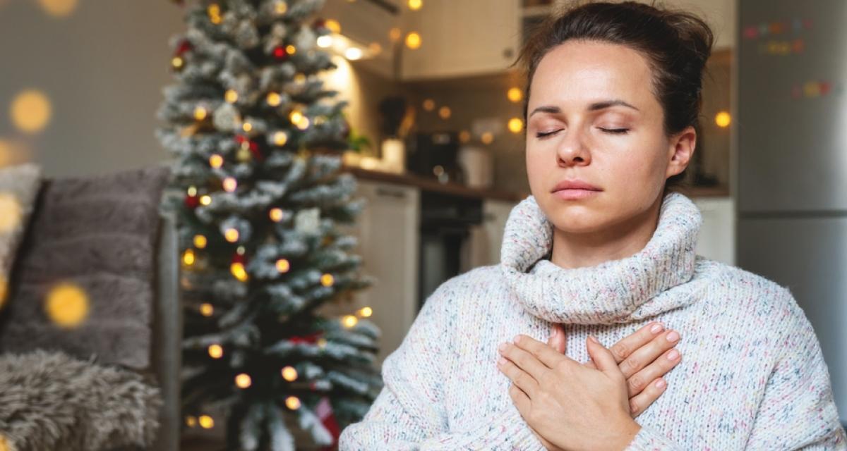 Une femme pratique la cohérence cardiaque pour s’apaiser.