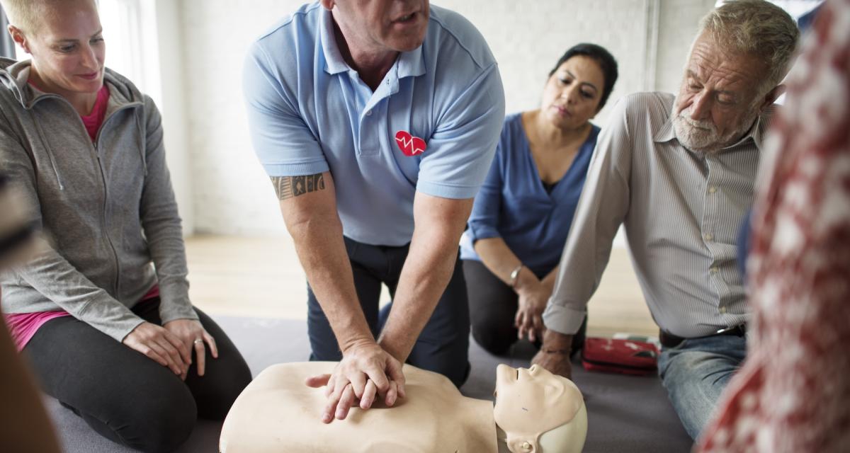 Une formation de premiers secours en cours.