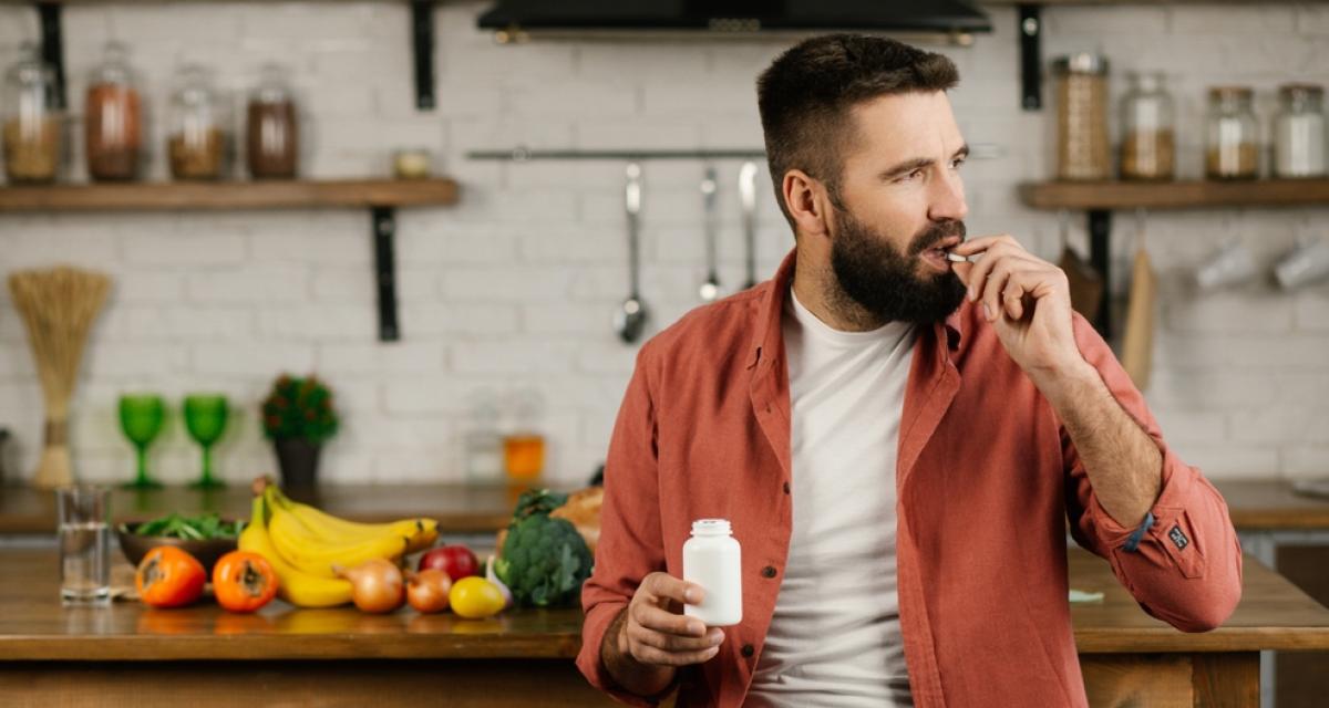 Un sportif prend des compléments alimentaires pour limiter ses douleurs articulaires lors de ses activités physiques.