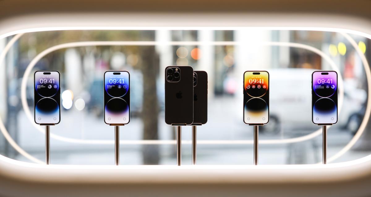 iPhone 14 et Apple Watch Series 8 à l'Apple Store Champs-Élysées