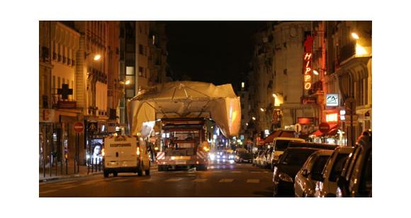  - Défilé nocturne de bateaux dans les rues de Paris