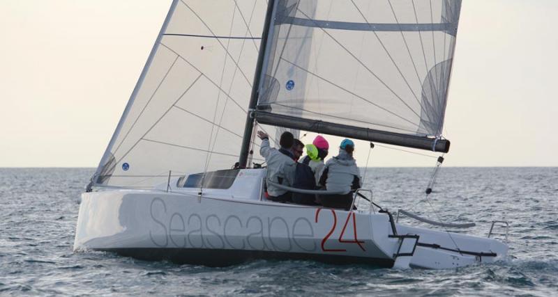 Voile : belle montée en gamme des nouveautés 2017 - Le cockpit du splendide CNB76