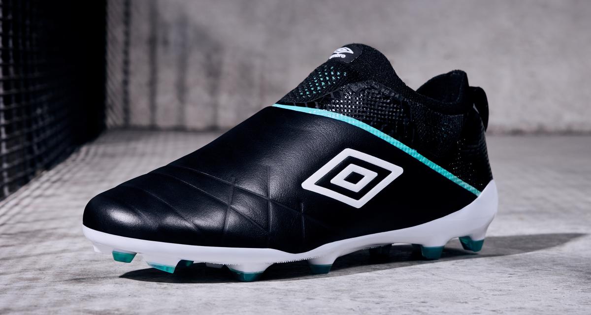 Umbro lance sa première paire de chaussures de foot en cuir sans lacets