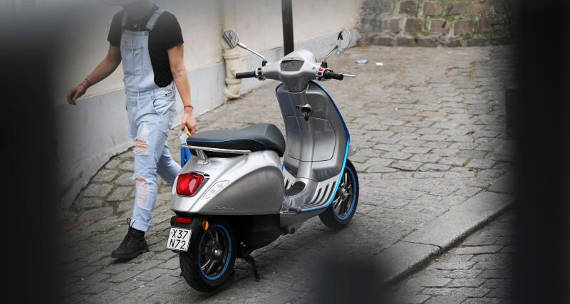 Vespa Elettrica : notre essai du scooter électrique en 3 points - On a emmené la Vespa Elettrica dans les rues de Montmartre !