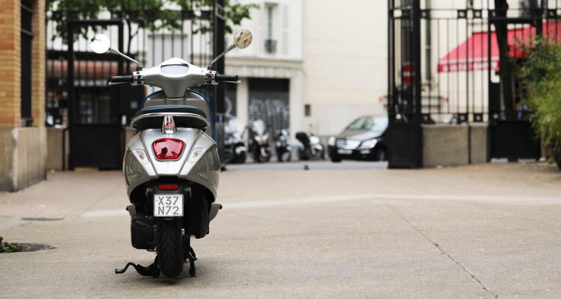 Vespa Elettrica : notre essai du scooter électrique en 3 points - On a emmené la Vespa Elettrica dans les rues de Montmartre !