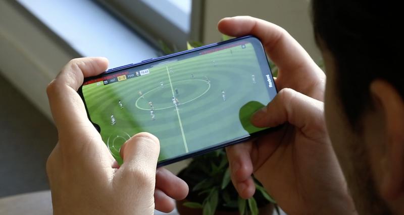 L’avis des footeux : quand Onze Mondial passe de la PS4 à FIFA Mobile - Antoine et Thomas découvrent FIFA Mobile