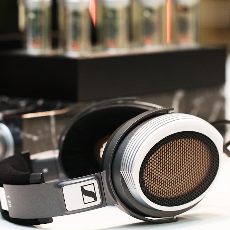  - Sennheiser HE 1