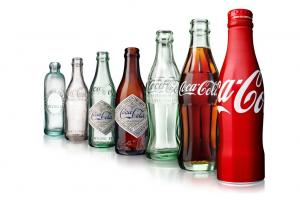 Coca-Cola : une exposition pour fêter les 100 ans de sa bouteille en verre