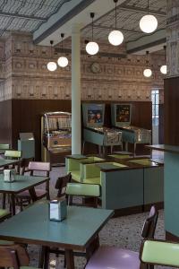 DIAPO. Wes Anderson designe un café à Milan pour la Fondation Prada