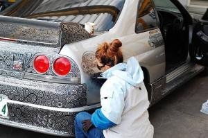 Elle fait de l'art sur la Skyline GTR de son mari