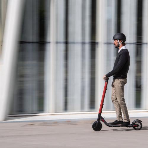 SEAT eXS KickScooter | La trottinette électrique connectée powered by Segway